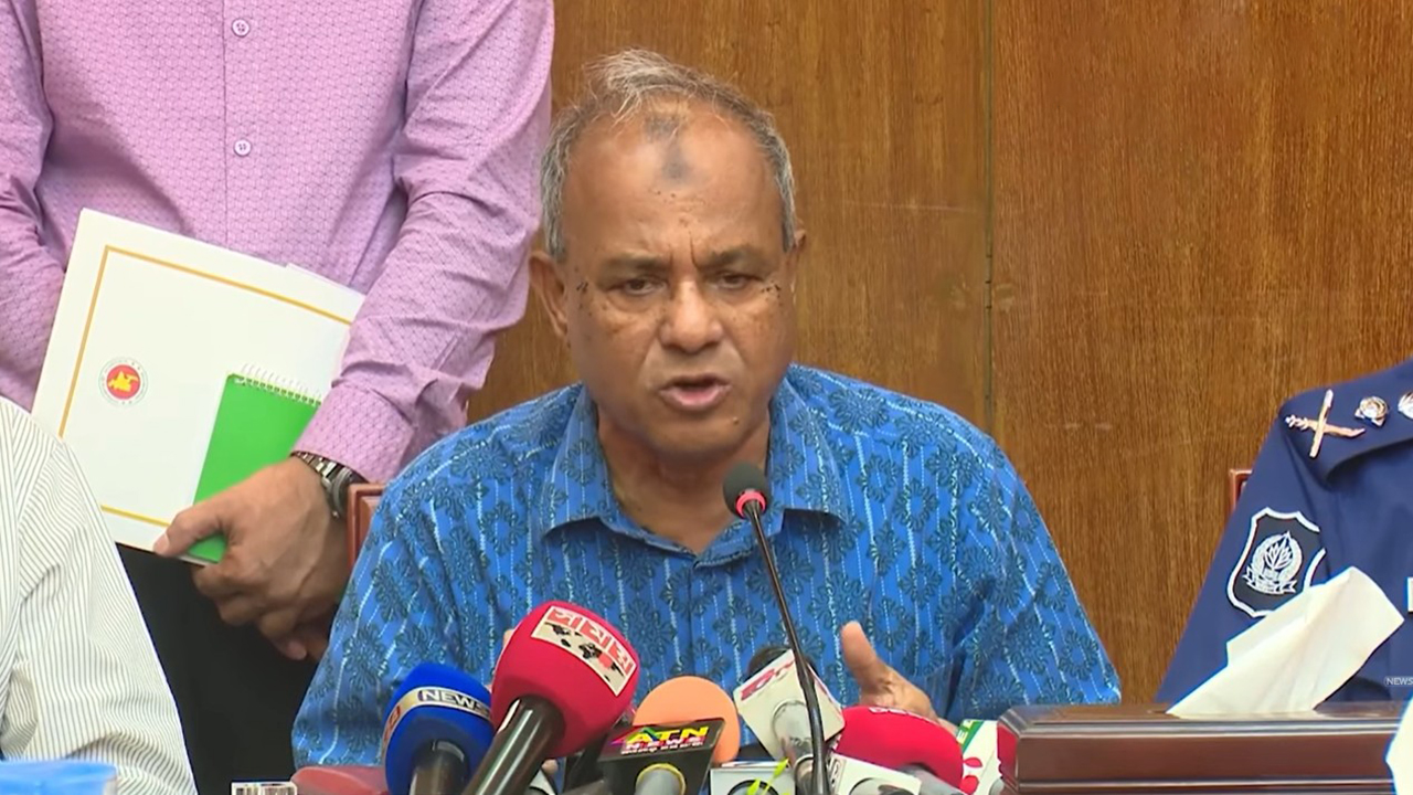ফ্যাসিস্টরা সাম্প্রদায়িক সহিংসতা সৃষ্টির পাঁয়তারা করেছে: স্বরাষ্ট্র উপদেষ্টা