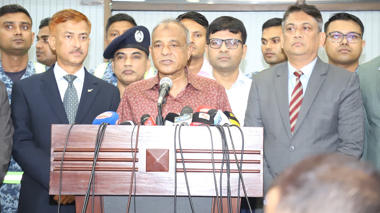 গোপালগঞ্জে কেন লাশের ময়নাতদন্ত হয়নি, জানালেন স্বরাষ্ট্র উপদেষ্টা