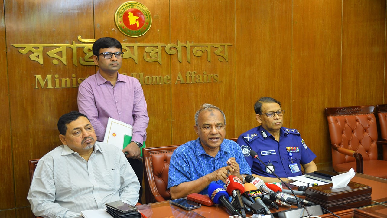 ফরিদপুরে অবরোধ না তুললে বলপ্রয়োগ করা হবে: স্বরাষ্ট্র উপদেষ্টা