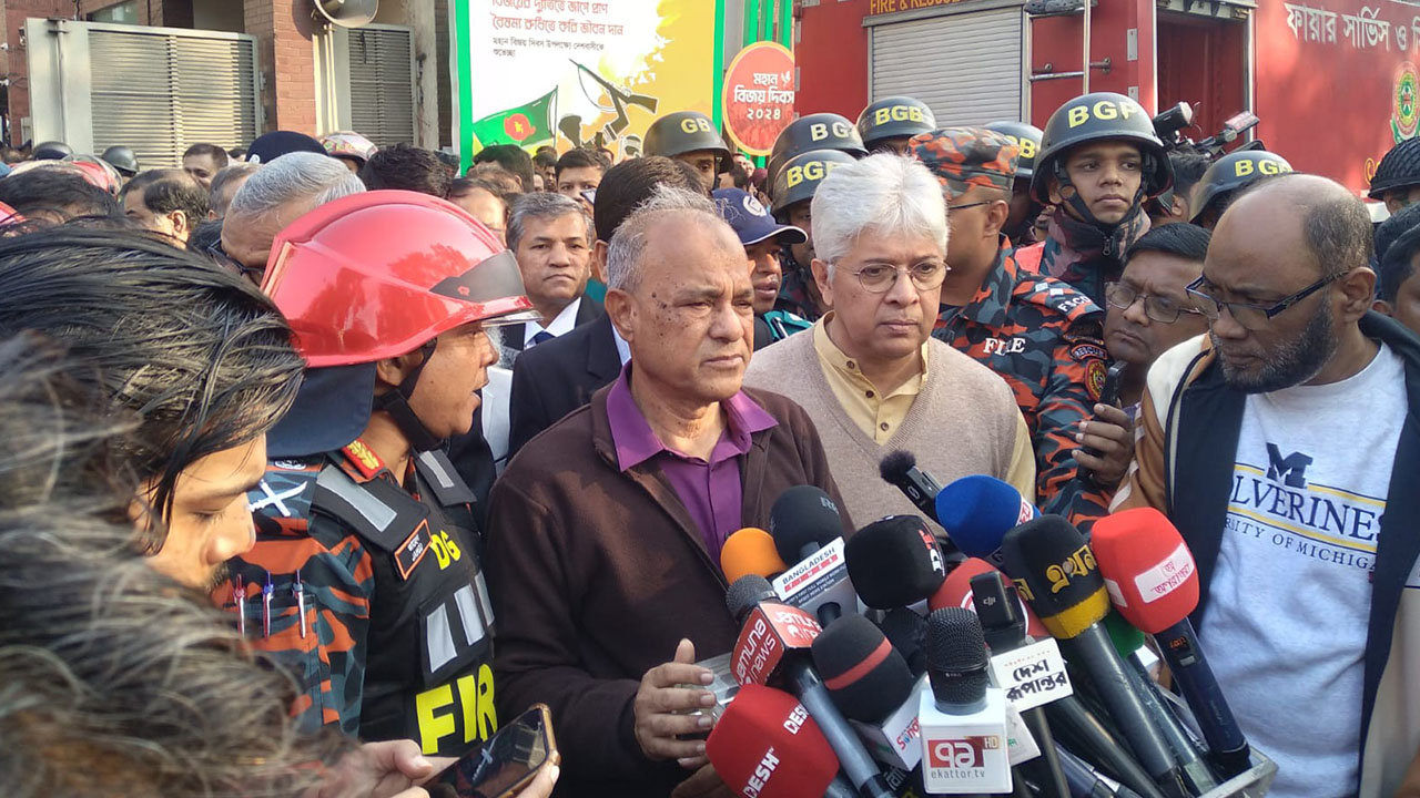 সচিবালয়ে আগুন: তদন্ত কমিটি হবে, ব্রিফিংয়ে স্বরাষ্ট্র উপদেষ্টা