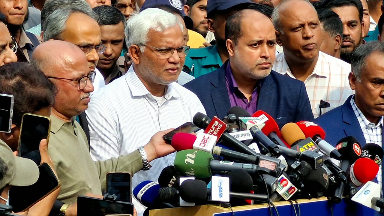 খালেদা জিয়া চিকিৎসা গ্রহণ করতে পারছেন, ব্রিফিংয়ে ডা. জাহিদ