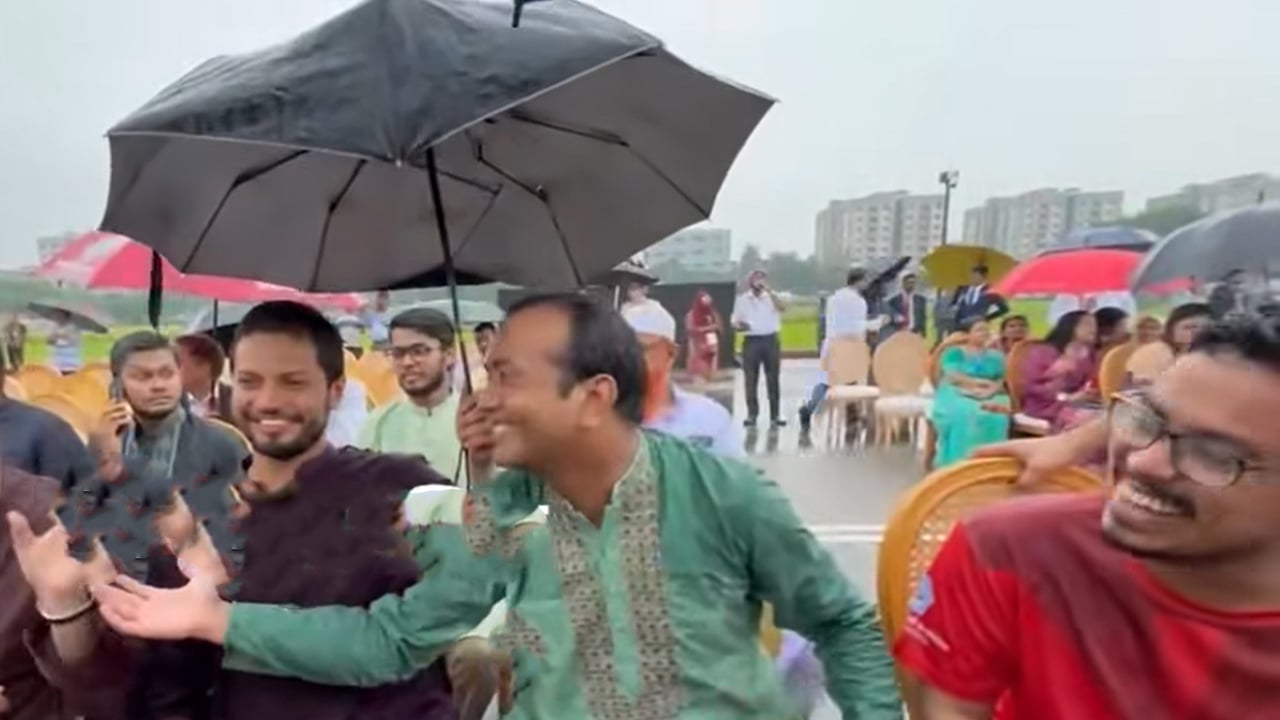 ছাত্রদল সভাপতির মাথায় ছাতা ধরে প্রশংসায় ভাসছেন শিবির সভাপতি
