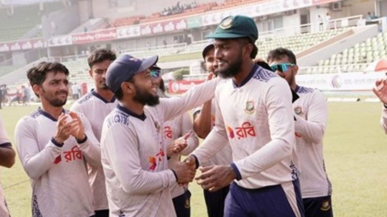 দুঃসময়ে জাকেরকে পাশে পেলেন মুশফিক