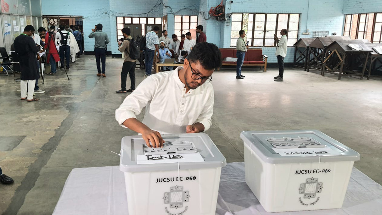 ৪০ মিনিট পর প্রথম ভোট পড়ল মীর মশাররফ হলে
