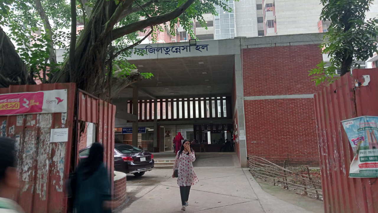 ছাত্রীদের ভোটকেন্দ্রে পুরুষ সাংবাদিক প্রবেশে বাধা