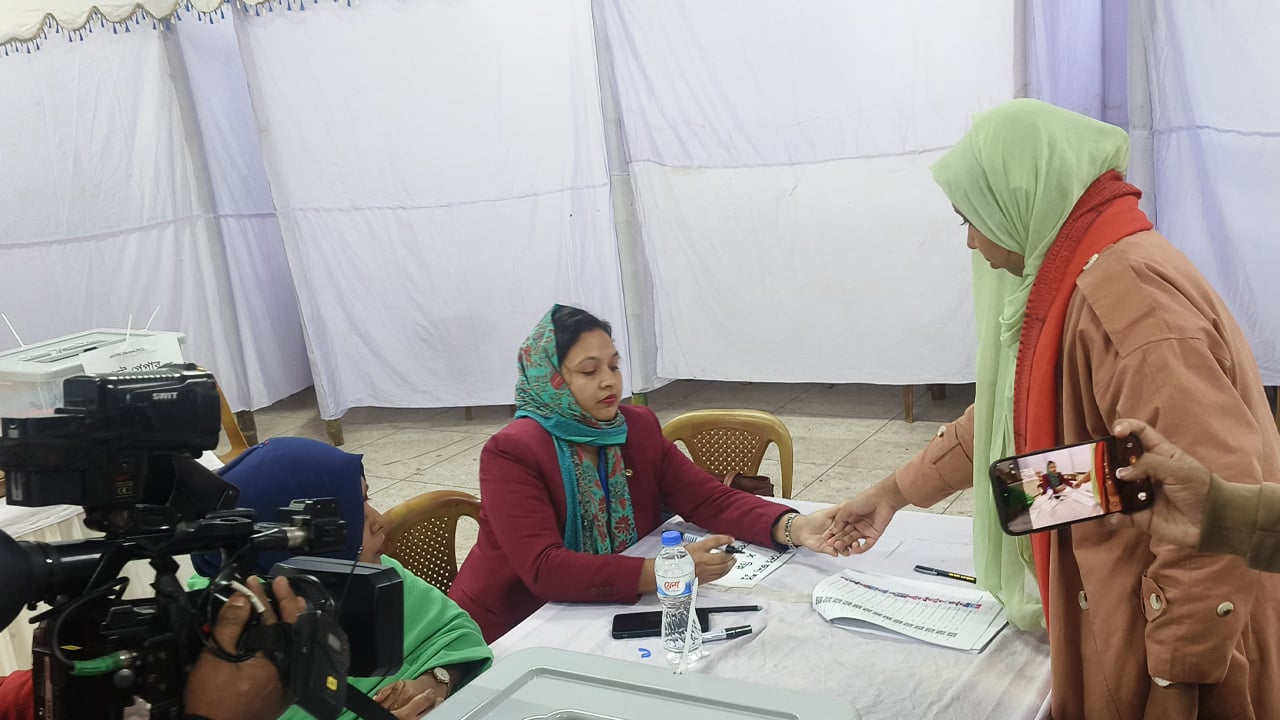 কড়া নিরাপত্তার মধ্যে জকসু নির্বাচনের ভোটগ্রহণ শুরু
