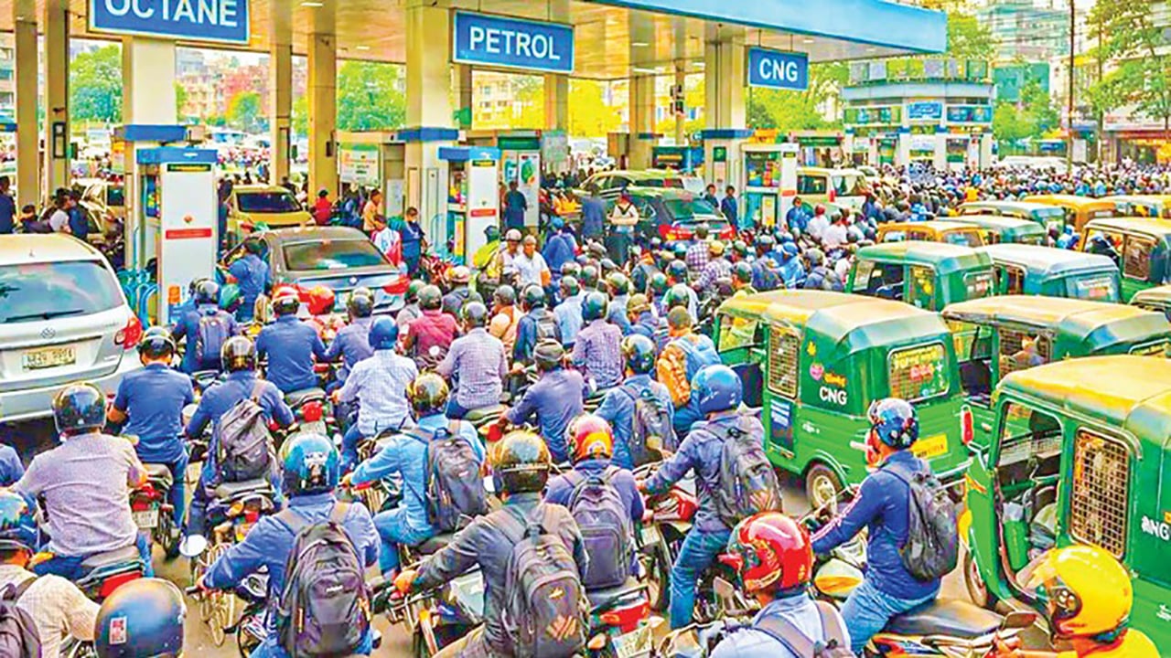 ফোনে ফোনে বিক্রি হচ্ছে জ্বালানি