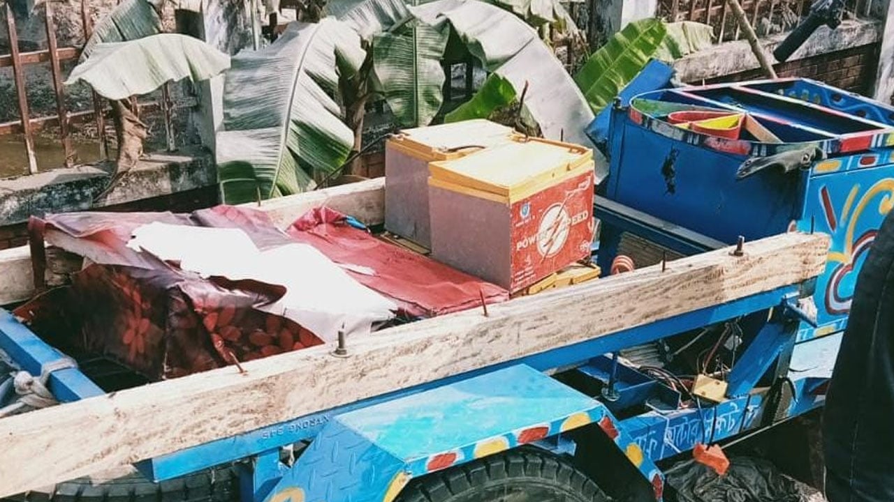 ট্রাকের চাকা বিস্ফোরণে অটোচালক নিহত, আহত ২