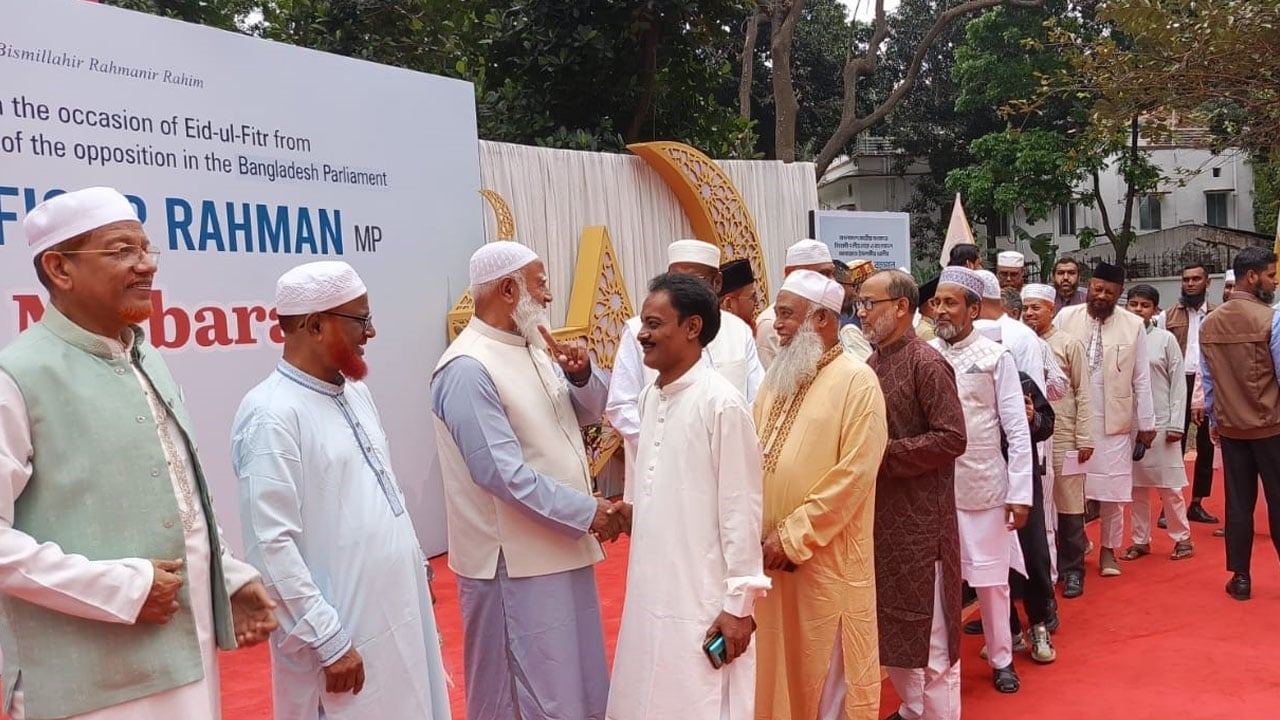 উৎসবমুখর বিরোধীদলীয় নেতার মিন্টুরোডের বাসভবন