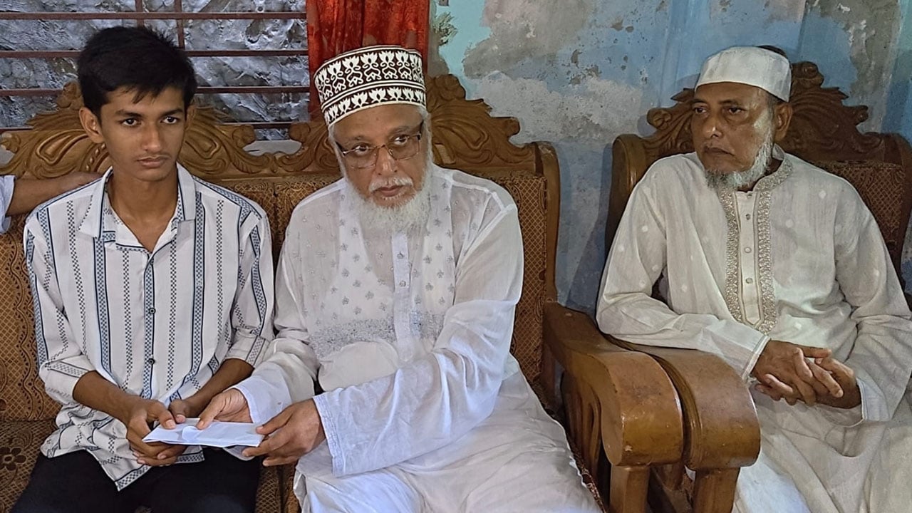 লক্ষ্মীপুরে মা-সহ তিন বোনকে হারানো সিফাতের পাশে জামায়াত