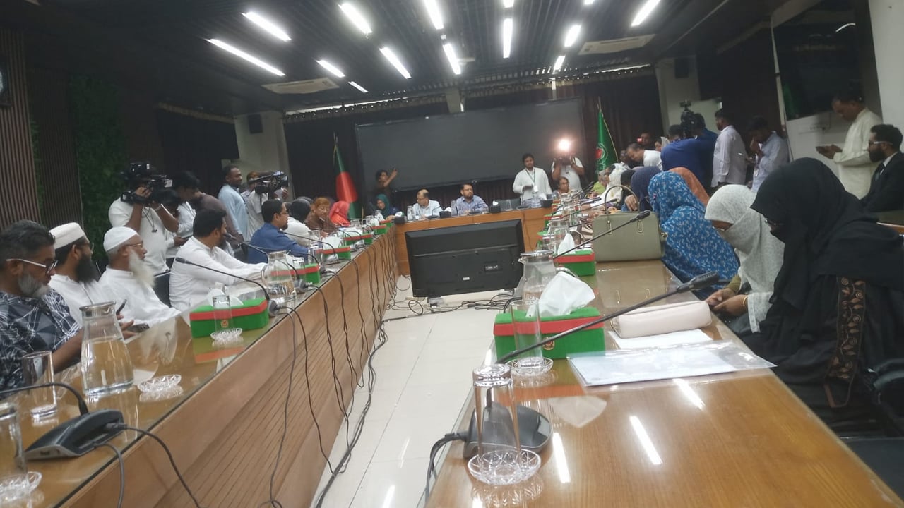 ইসির কাছে মনোনয়ন জমা দিচ্ছেন বিএনপি-জামায়াত জোটের প্রার্থীরা