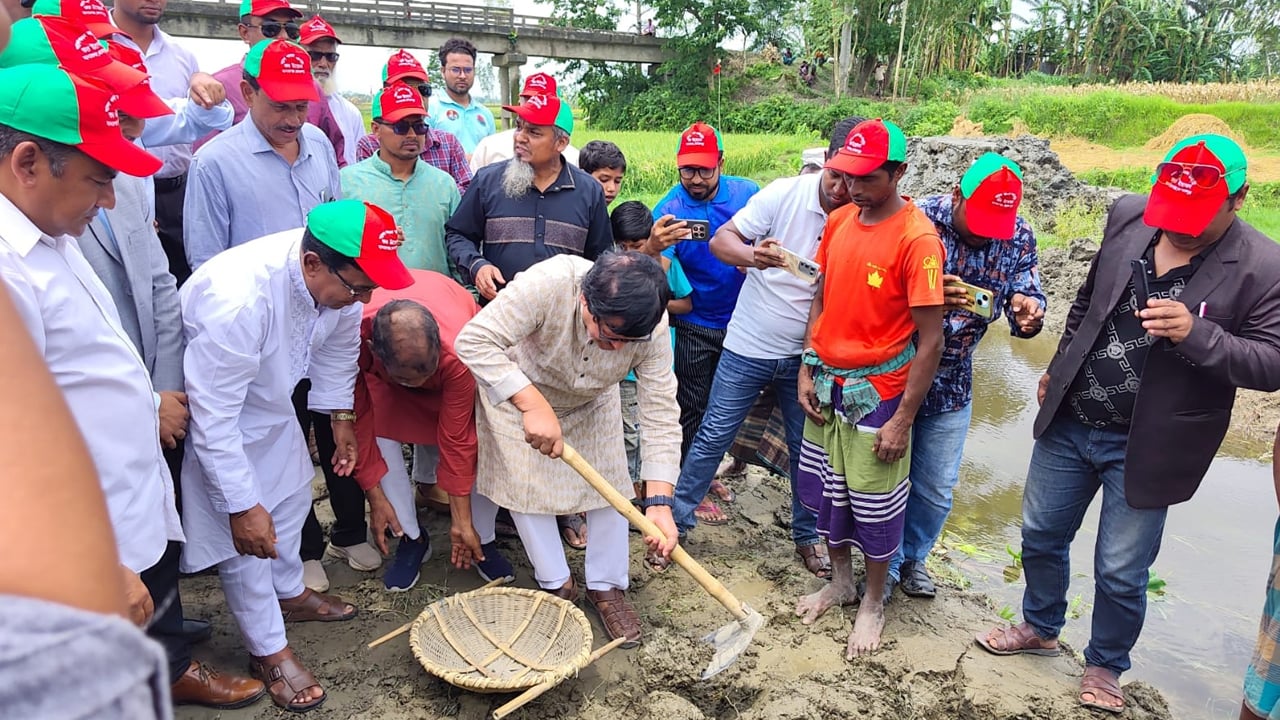 মাদারগঞ্জে সাড়ে চার কিলোমিটার খাল খনন কাজের উদ্বোধন