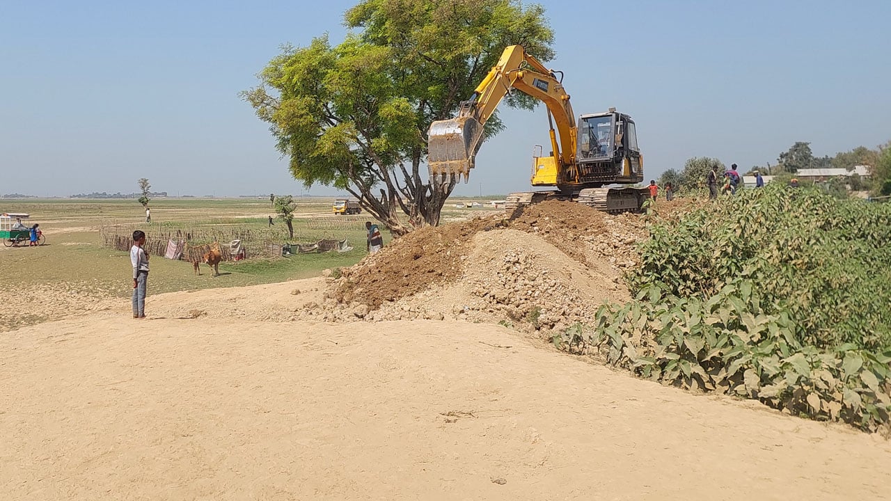 জামালগঞ্জে ফসল রক্ষা বাঁধ নির্মাণ, এখনো শেষ হয়নি মাটির কাজ