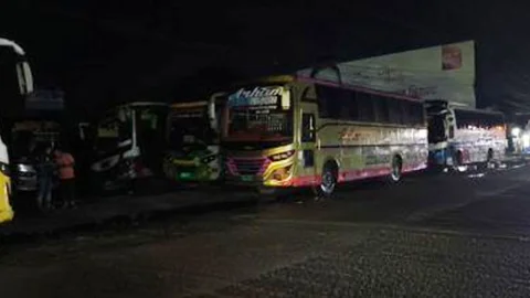 বাস ভাঙচুরের প্রতিবাদে জামালপুর-ঢাকা রুটে বাস চলাচল বন্ধ