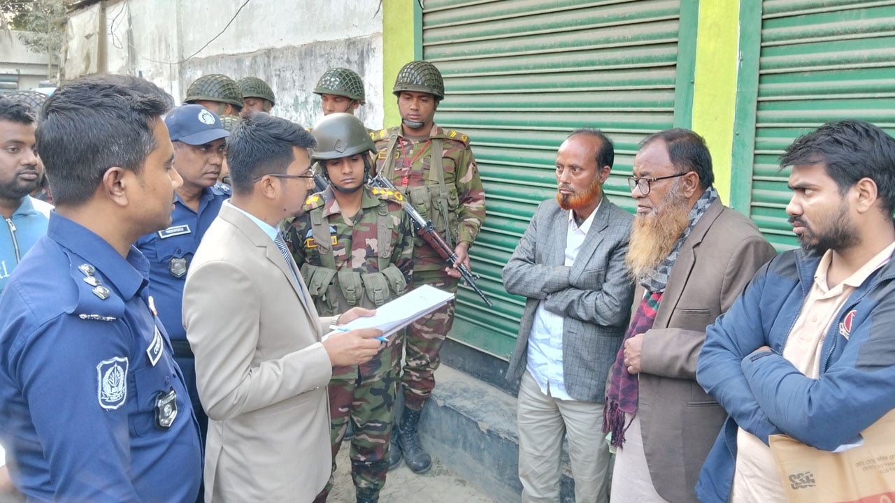 স্বতন্ত্র প্রার্থীর পক্ষে টাকা বিতরণ করতে গিয়ে আটক ৩