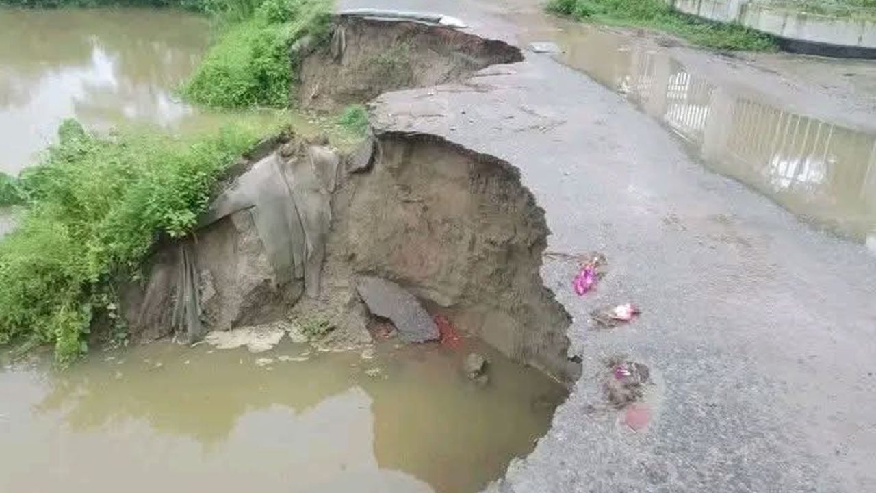 অতিবৃষ্টিতে ধসে গেল গ্রামীণ পাকা সড়ক, দুর্ভোগে হাজারো মানুষ