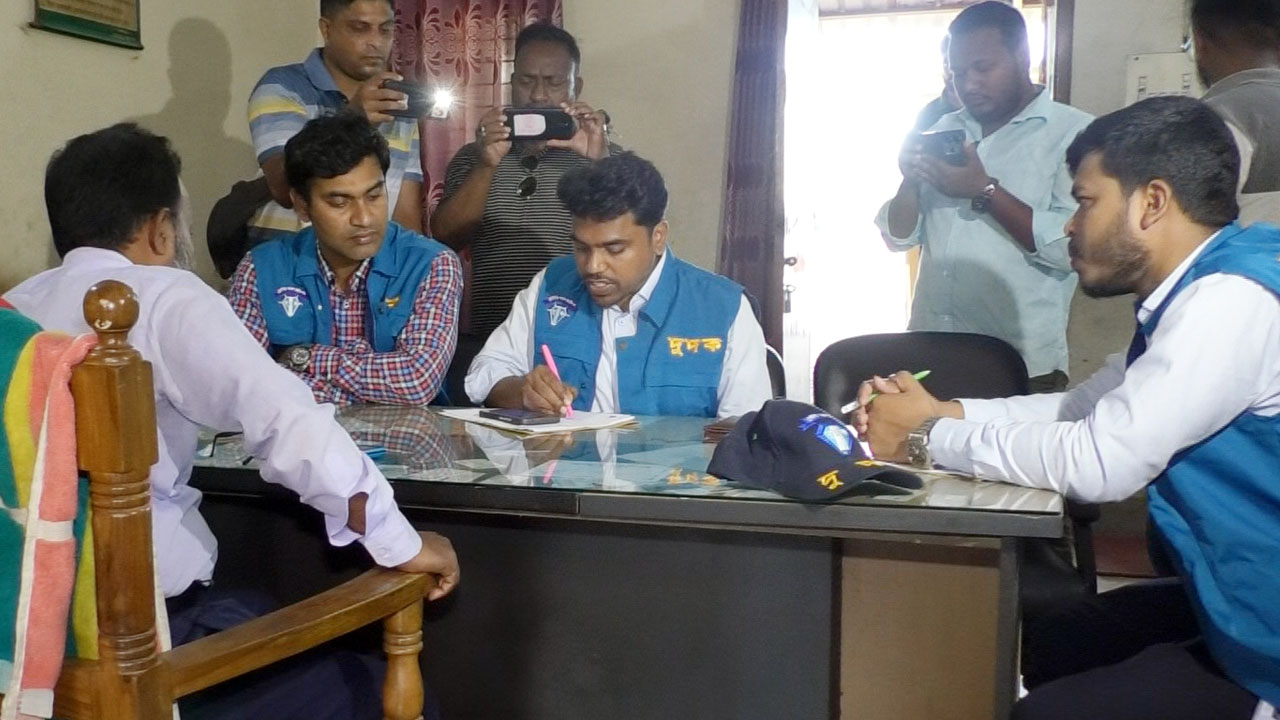 যাত্রী সেজে রেলওয়ে স্টেশনে দুদকের অভিযান