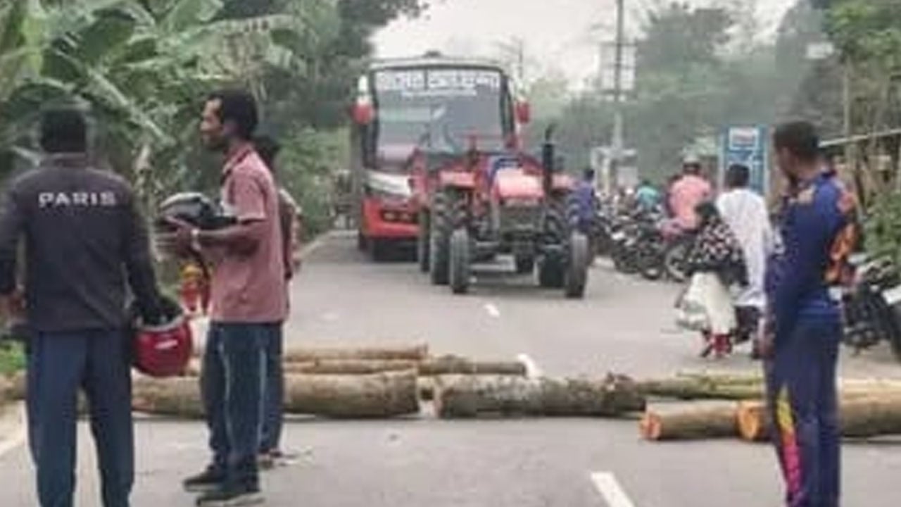 ফেসবুকে পোস্ট দেখে পাম্পে দীর্ঘ লাইন, তেল না পেয়ে সড়ক অবরোধ