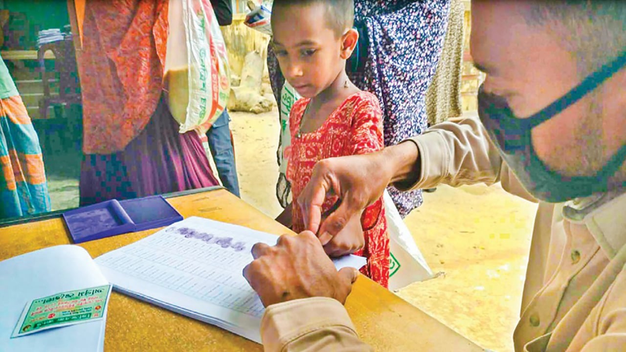 সরিষাবাড়ীতে শিশুর টিপসই নিয়ে ভিজিএফের চাল বিতরণ