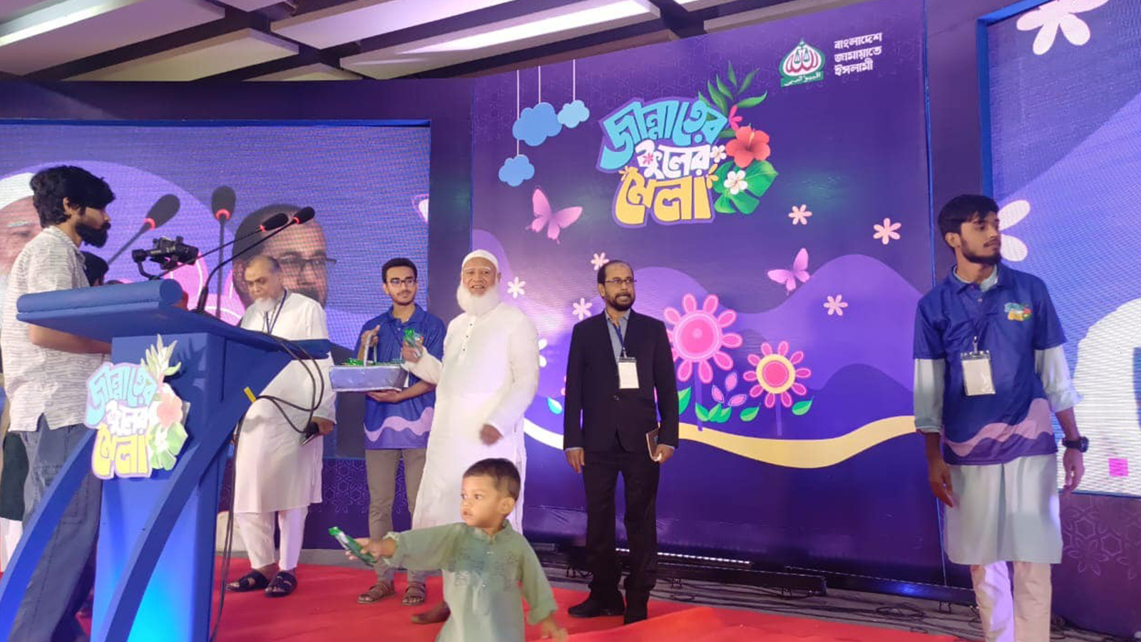 শিশুদের সঙ্গে আনন্দঘন সময় কাটালেন জামায়াত আমির