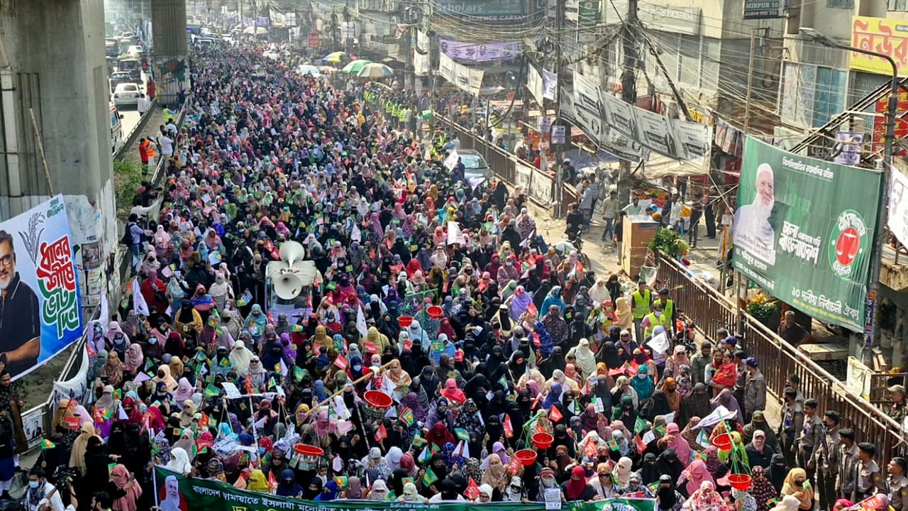 জামায়াত আমিরের পক্ষে ভোট চেয়ে মিরপুরে বিশাল নারী মিছিল