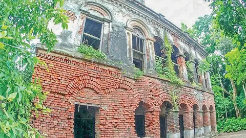ধ্বংসের পথে কয়রার কান্তরাম জমিদার বাড়ি