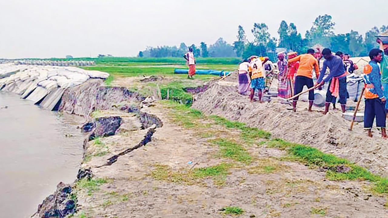 পদ্মা, যমুনা ও সুরমা নদীতে ভাঙন ভিটেমাটি হারিয়ে দিশাহারা মানুষ