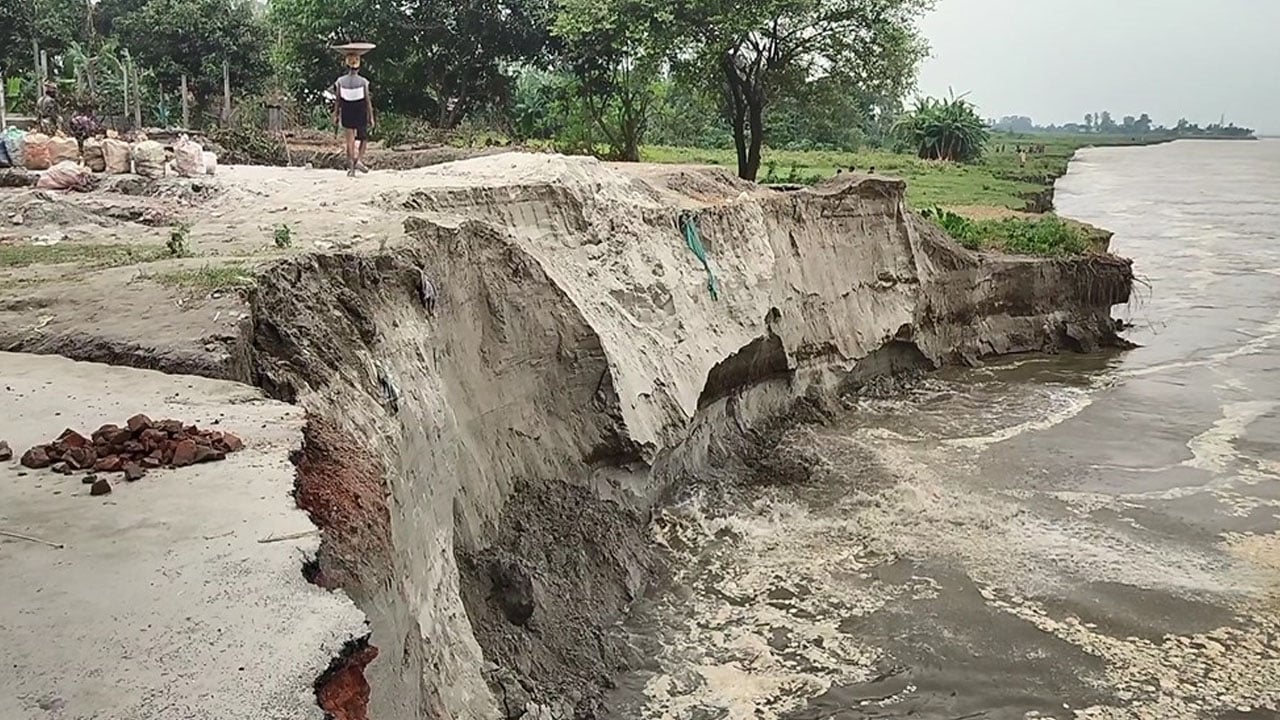 যমুনার ভাঙনে নদী গর্ভে বিলীন বসতবাড়ি, ফসলী জমিসহ শিক্ষা প্রতিষ্ঠান