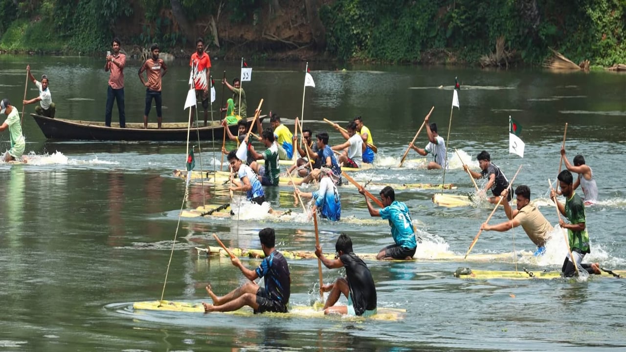 জাবিতে চৈত্র সংক্রান্তিতে ঐতিহ্যবাহী ‘ভেলা বাইচ’ অনুষ্ঠিত