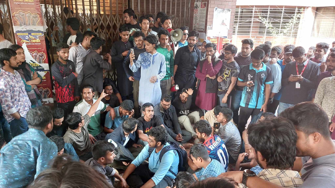 পোষ্য কোটা বাতিলের দাবিতে উত্তাল জাবি