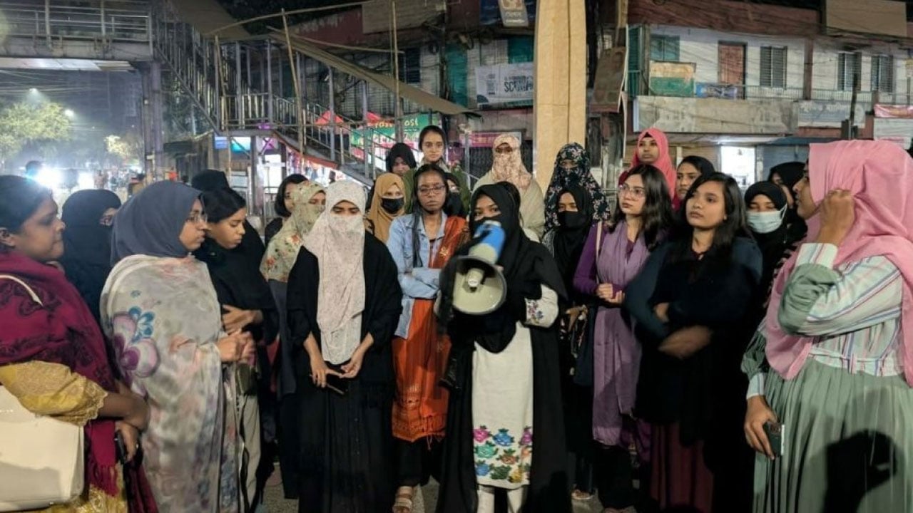 হাদির ওপর হামলার প্রতিবাদে জবি ছাত্রীদের বিক্ষোভ মিছিল