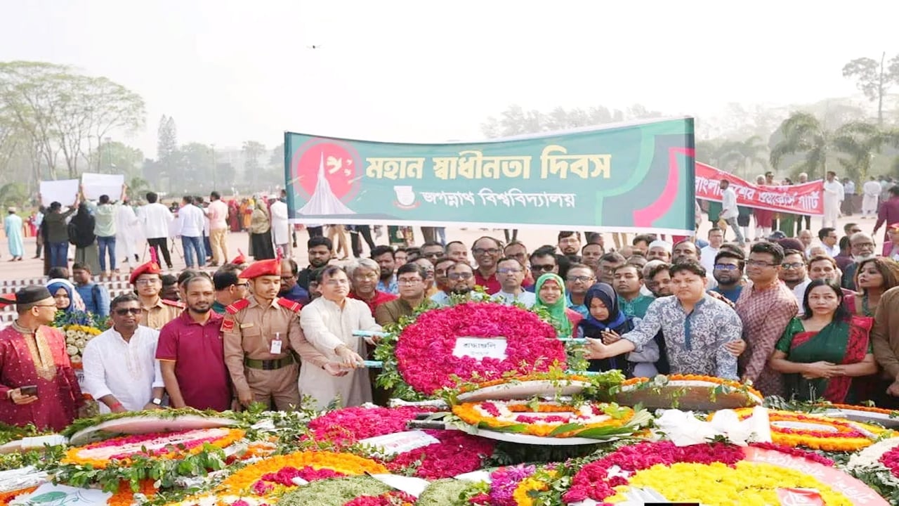মহান স্বাধীনতা দিবসে জাতীয় স্মৃতিসৌধে জবির শ্রদ্ধাঞ্জলি