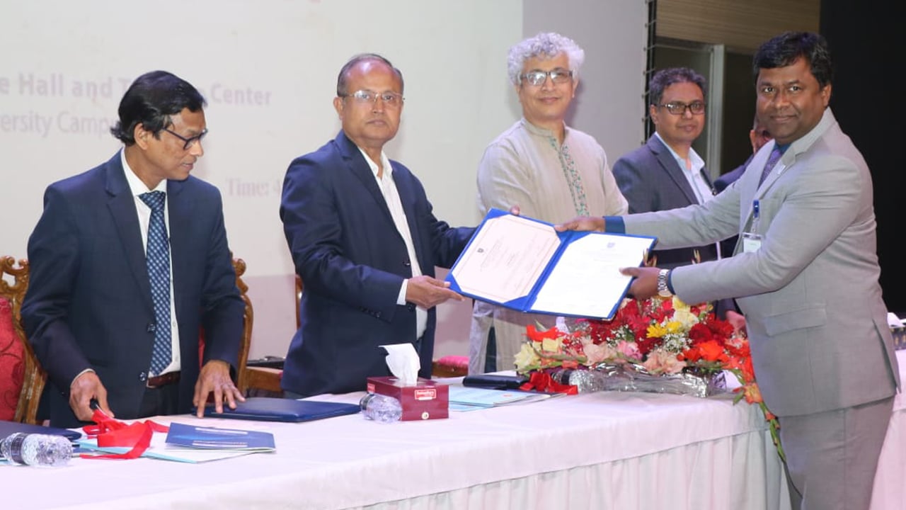 ইউজিসি চেয়ারম্যান’স অ্যাওয়ার্ড পেলেন ড. ফুয়াদ