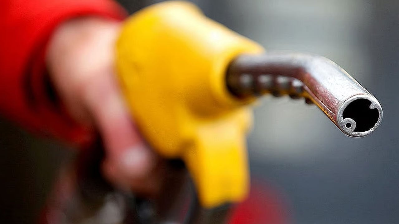 তীব্র জ্বালানি সংকটে দেশ, মন্ত্রীরা বলছেন সমস্যা নেই