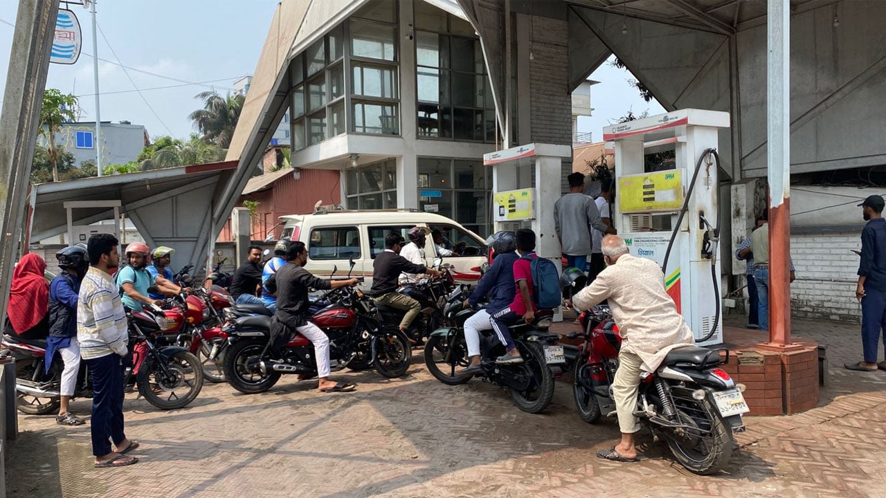 দাম বাড়লেও বরিশালে পাম্পে যানবাহনের দীর্ঘ লাইন