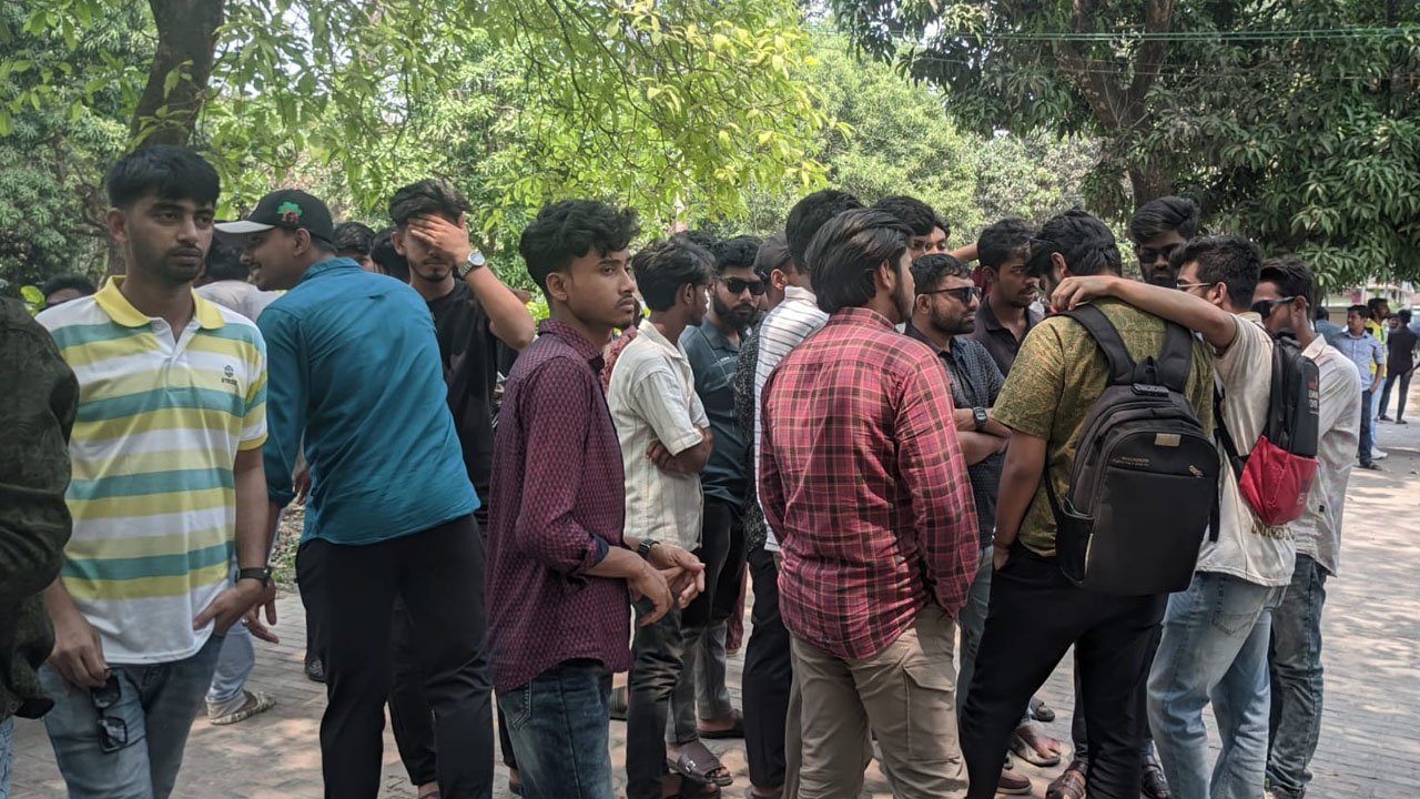 বহিরাগতদের নিয়ে রাবিতে ছাত্রদলের বিক্ষোভ মিছিল