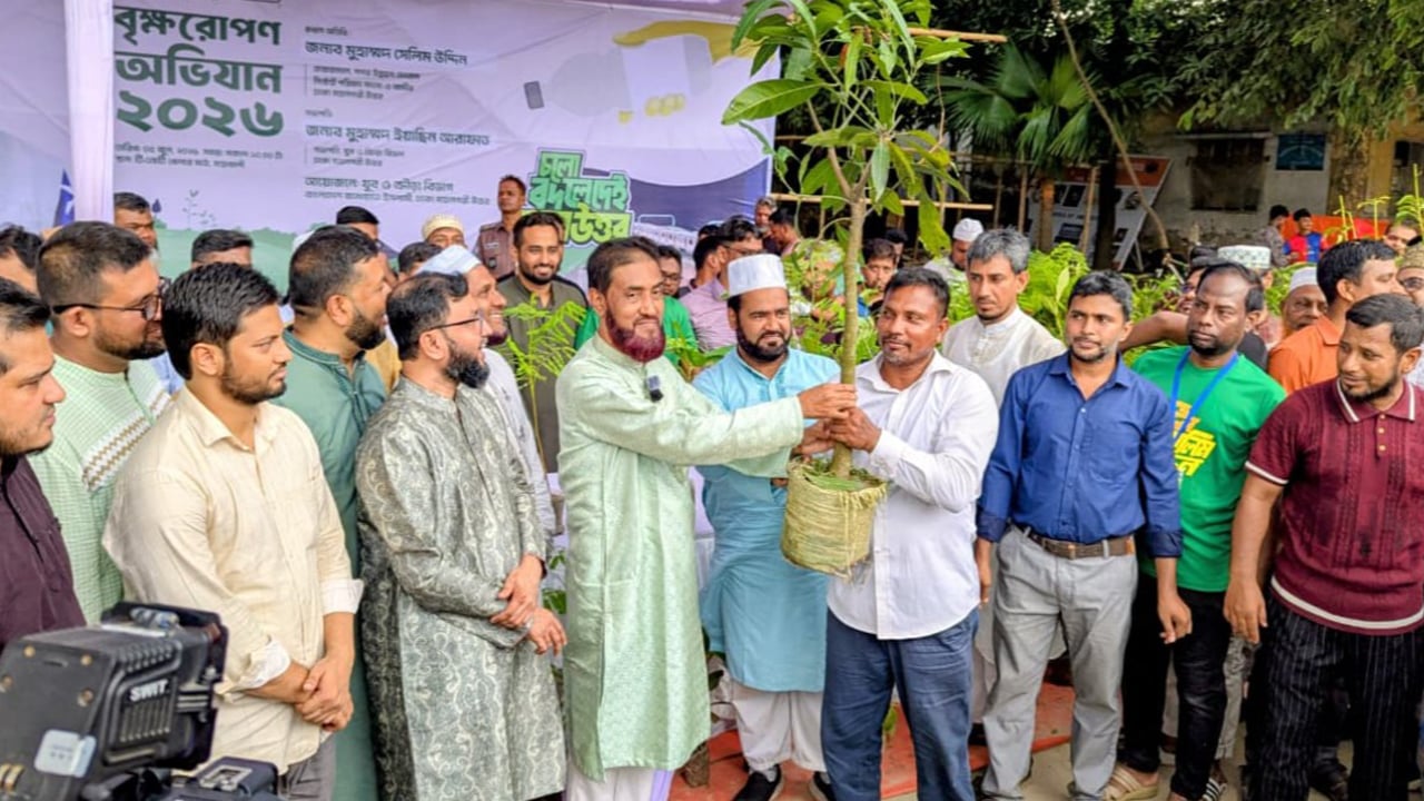 প্লাস্টিকের বোতল জমা দিয়ে মিলছে গাছের চারা