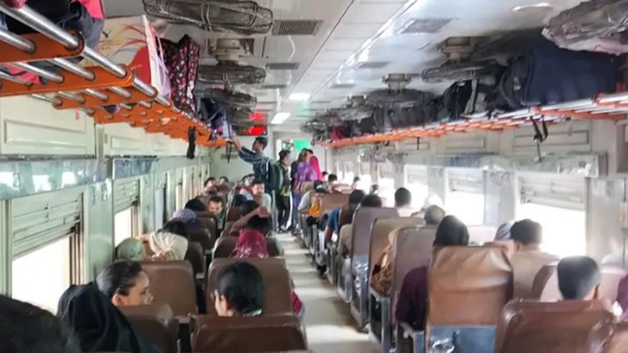 ট্রেনে ঈদযাত্রার প্রথমদিনে যাত্রী চাপ কম