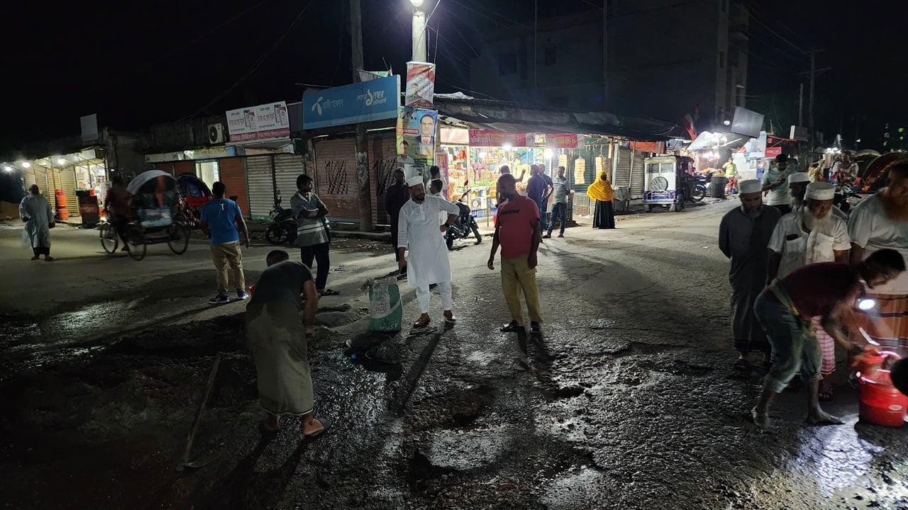 ডামুড্যায় ভাঙা সড়ক মেরামত করল জামায়াত নেতা