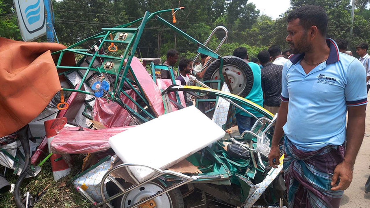 যশোর-খুলনা মহাসড়কে ত্রিমুখী সংঘর্ষে নারী শিশুসহ নিহত ৪