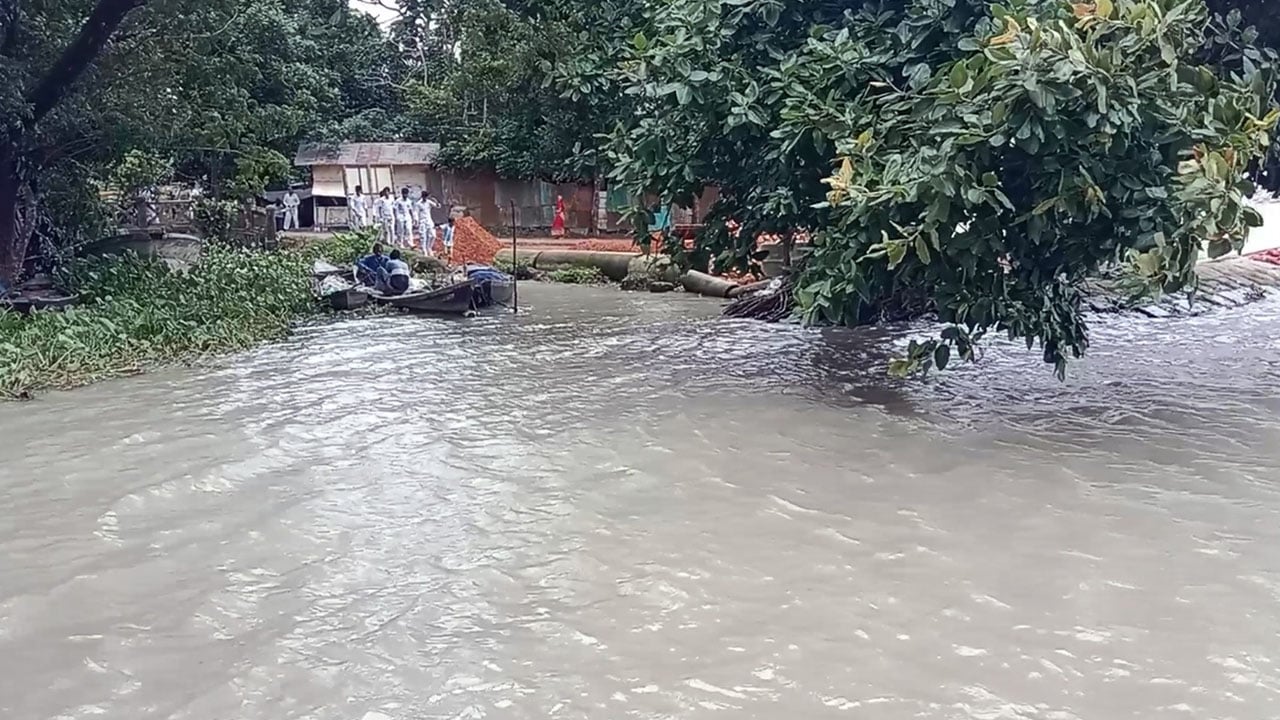 পূর্ণিমার জোয়ারে ঝালকাঠিতে নদীর পানি বৃদ্ধি
