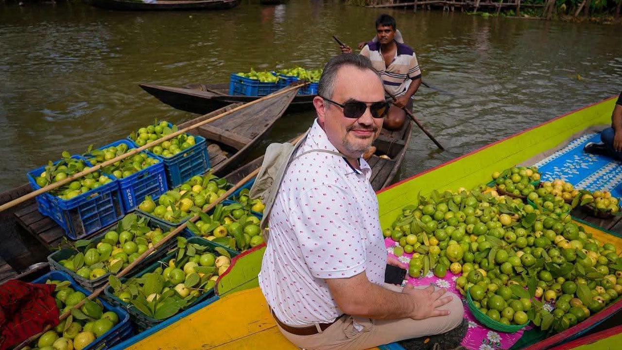 ভীমরুলীর ভাসমান পেয়ারার বাজারে মুগ্ধ মার্কিন রাষ্ট্রদূত