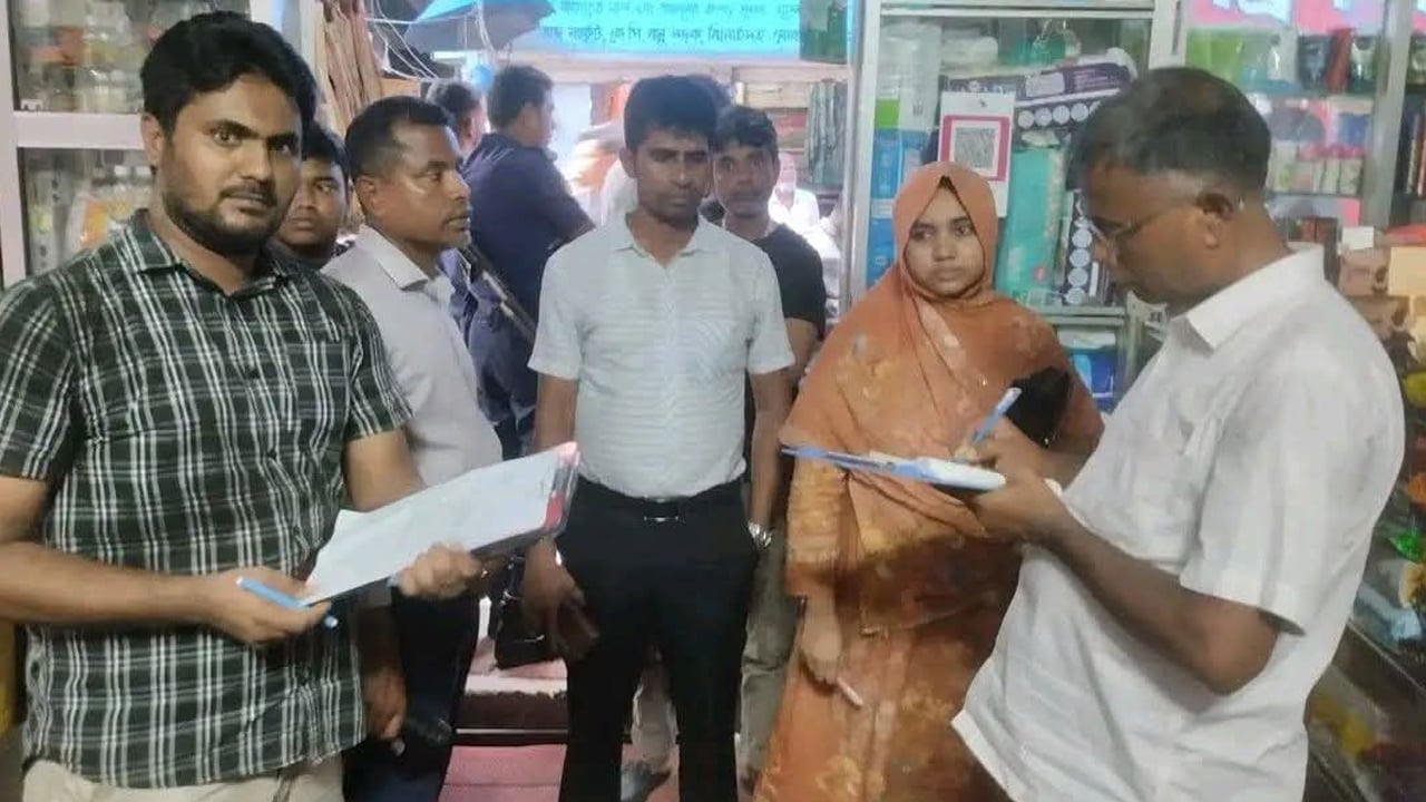 ঝিনাইদহে নিষিদ্ধ পলিথিনের বিরুদ্ধে ভ্রাম্যমাণ আদালতের অভিযান