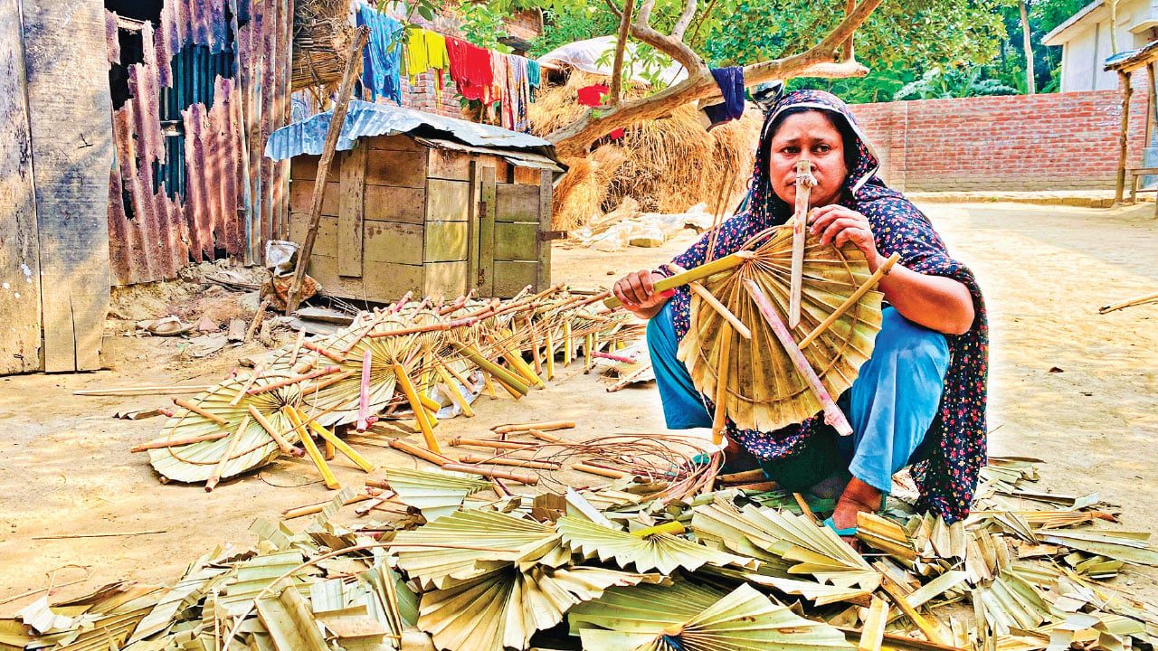 ঝিকরগাছায় হাতপাখার গ্রাম
