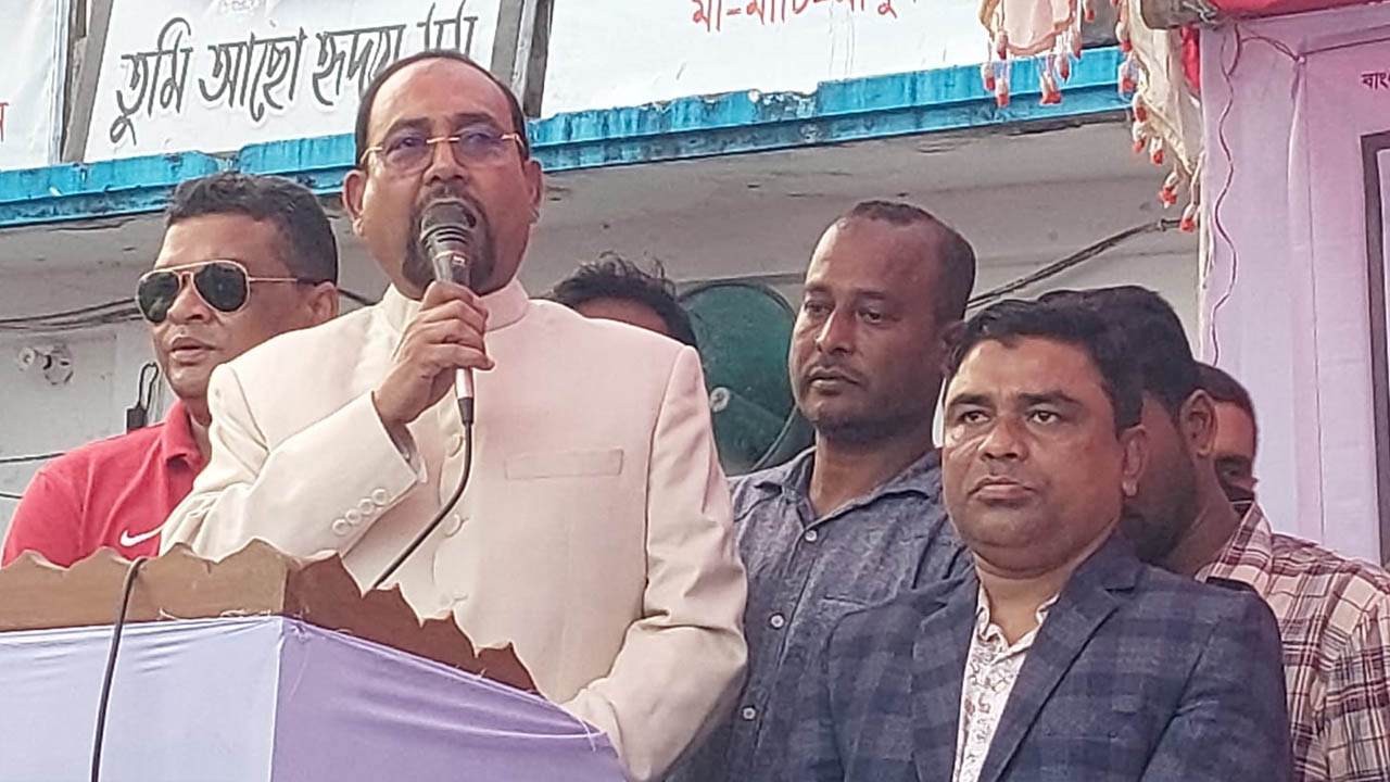 শেখ হাসিনা পালিয়েছে, খালেদা জিয়া পালাননি