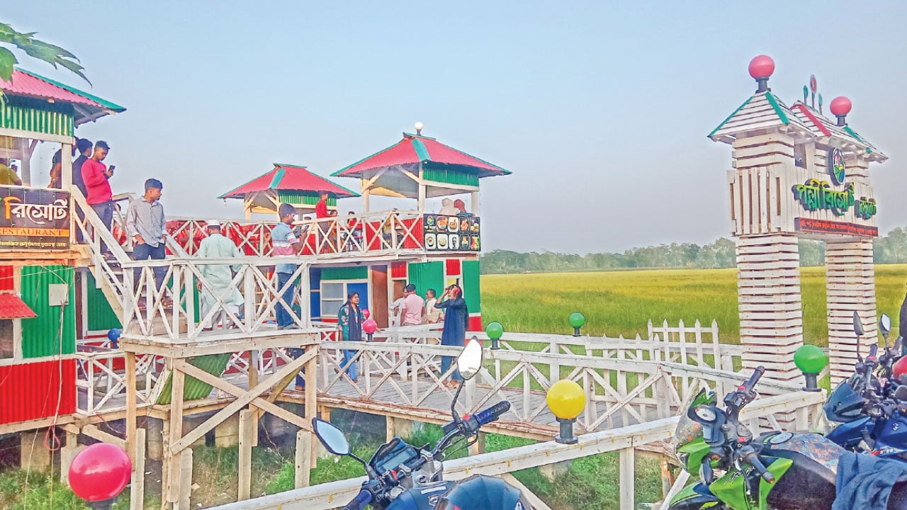 ঝালকাঠির ভাইরাল সড়ক যেন মেরিন ড্রাইভ