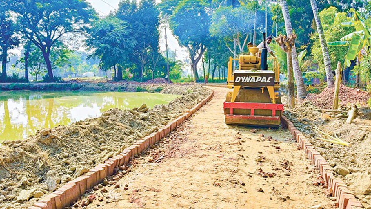 আড়াই কোটি টাকার কাজে অনিয়ম, ক্ষুব্ধ এলাকাবাসী