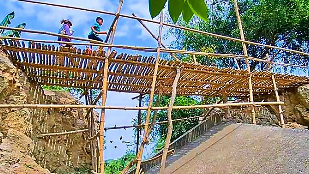 ভেঙে পড়া সেতু মেরামতের উদ্যোগ নেই ঝুঁকি নিয়ে বাঁশের সাঁকোয় পারাপার