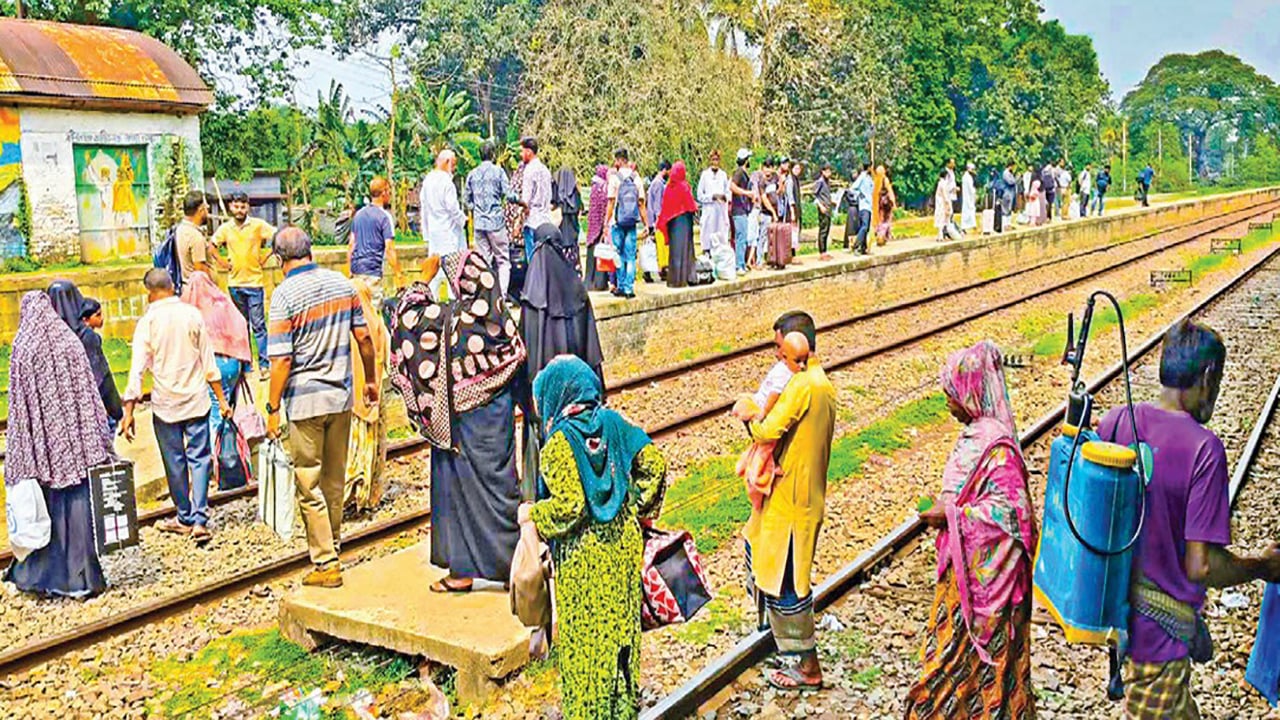 ফুটওভার ব্রিজ না থাকায় বাড়ছে দুর্ঘটনা, ঝুঁকি নিয়ে পারাপার
