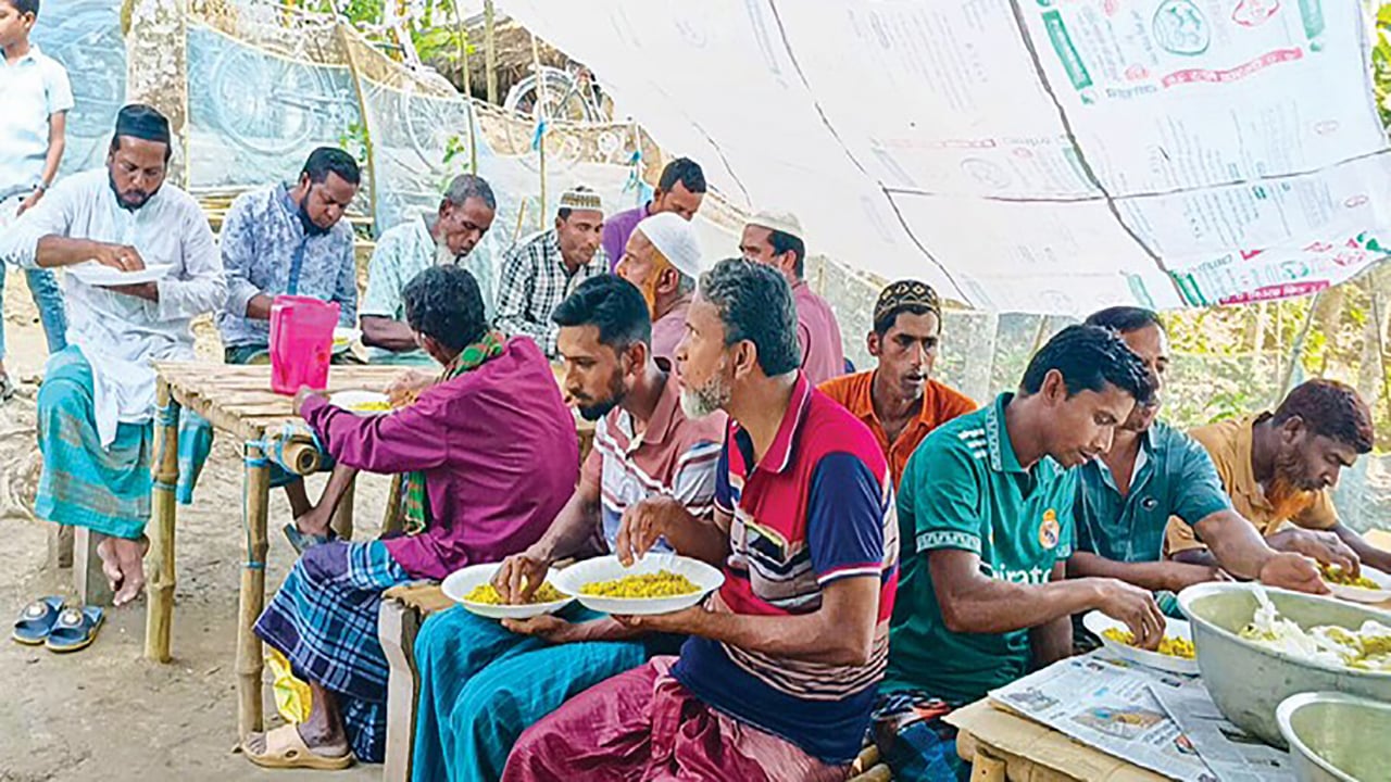 মসজিদে পাঁচ ওয়াক্ত নামাজ পড়লেই তিন বেলা খাবার ফ্রি